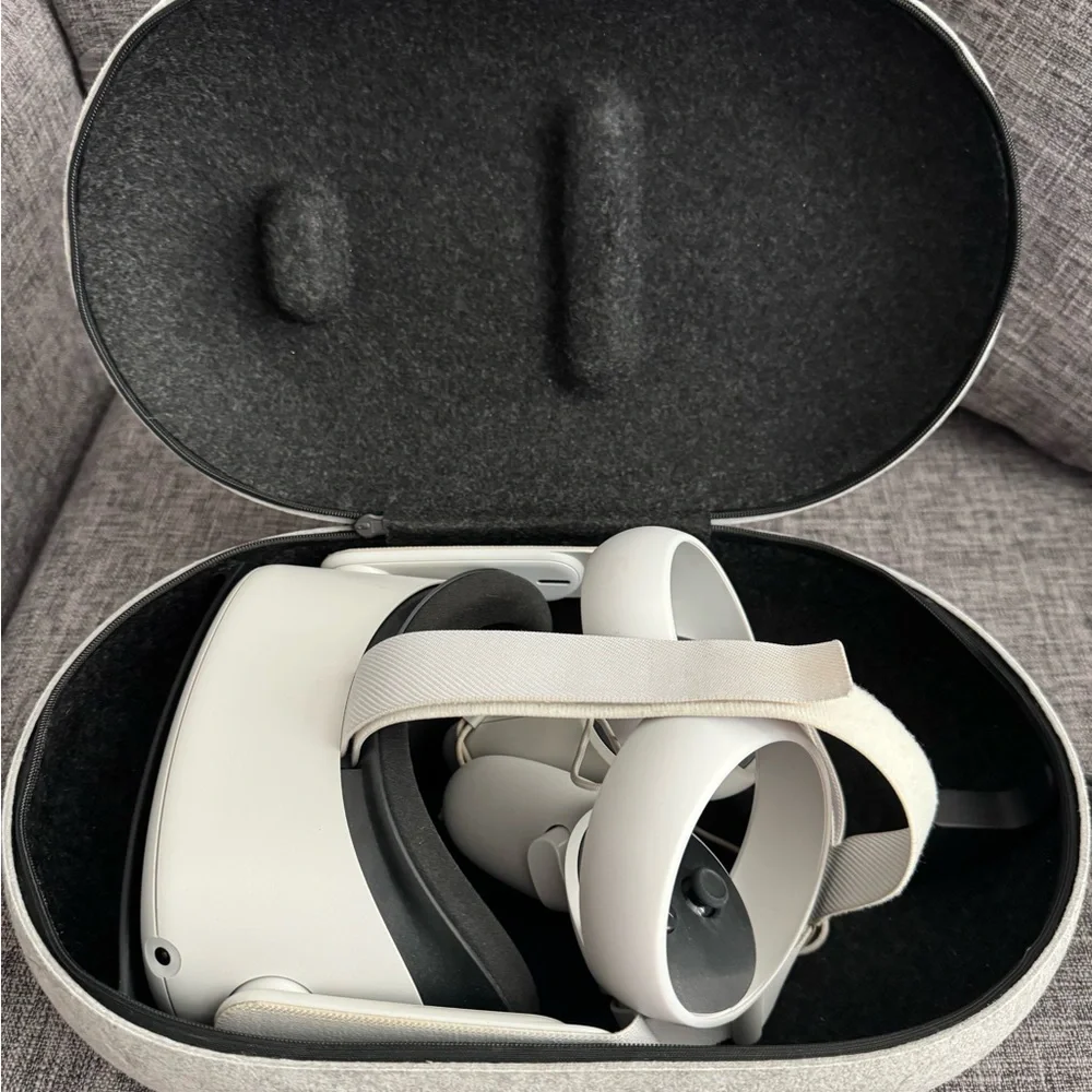 Oculus White VR Headset with Controllers